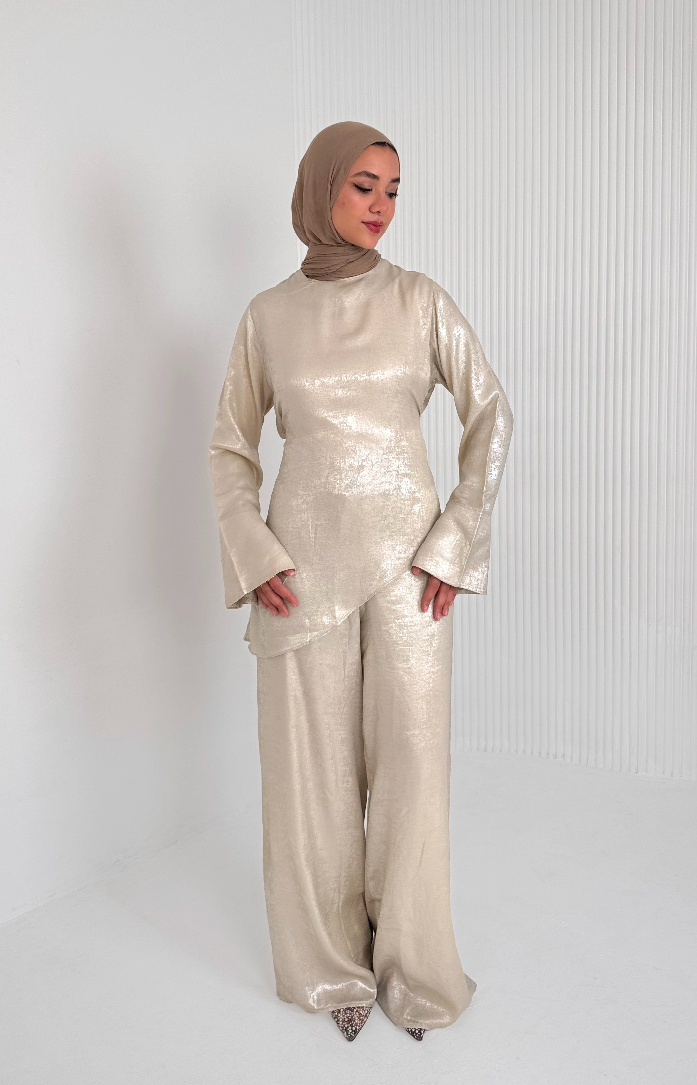 Shimmery set Beige